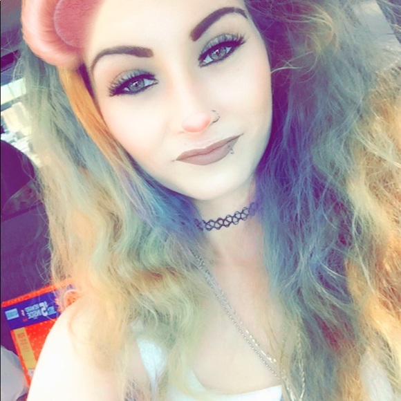 Meet your Posher, Lauren - Picture 3 of 5